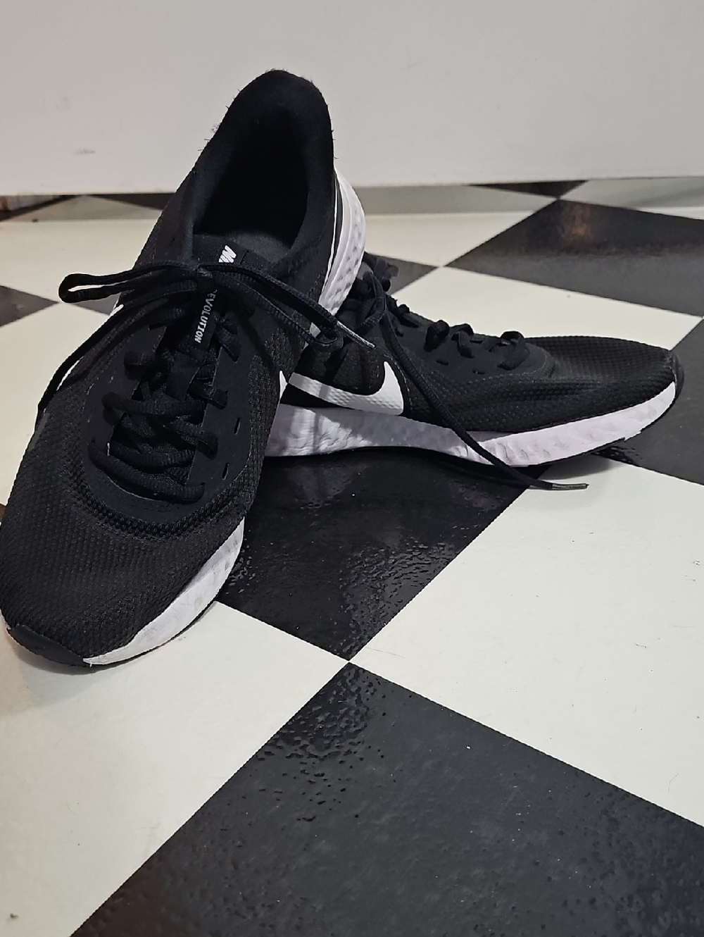 Nike Men’s Black Athletic Running Shoes with White Midsole Revolution Sz 10